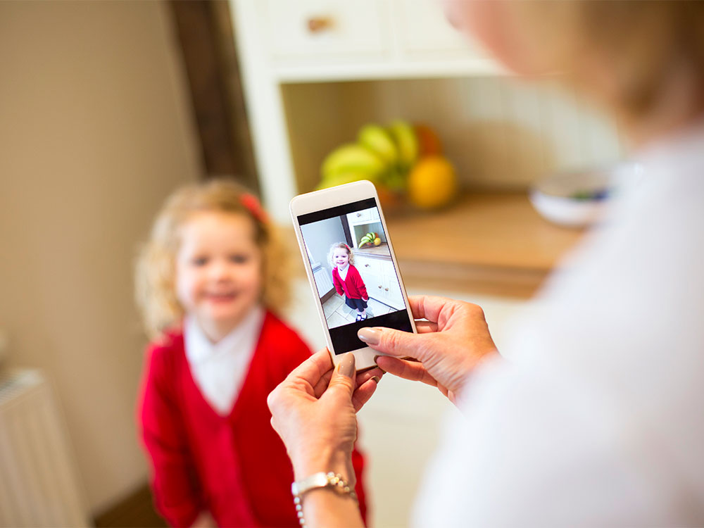 看世界／法国拟禁父母“网路晒娃”！　儿童色情照片50%来自爸妈手上