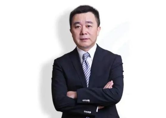 看世界/眼科医师拼成“药王”68.7亿身家当首富!近况超惨 遭法院7200万悬赏