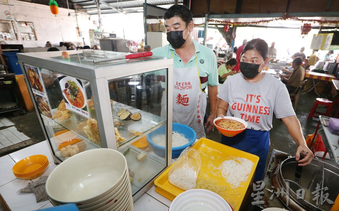 租金便宜没聘员工成本低 怡巴刹平价食物 受欢迎