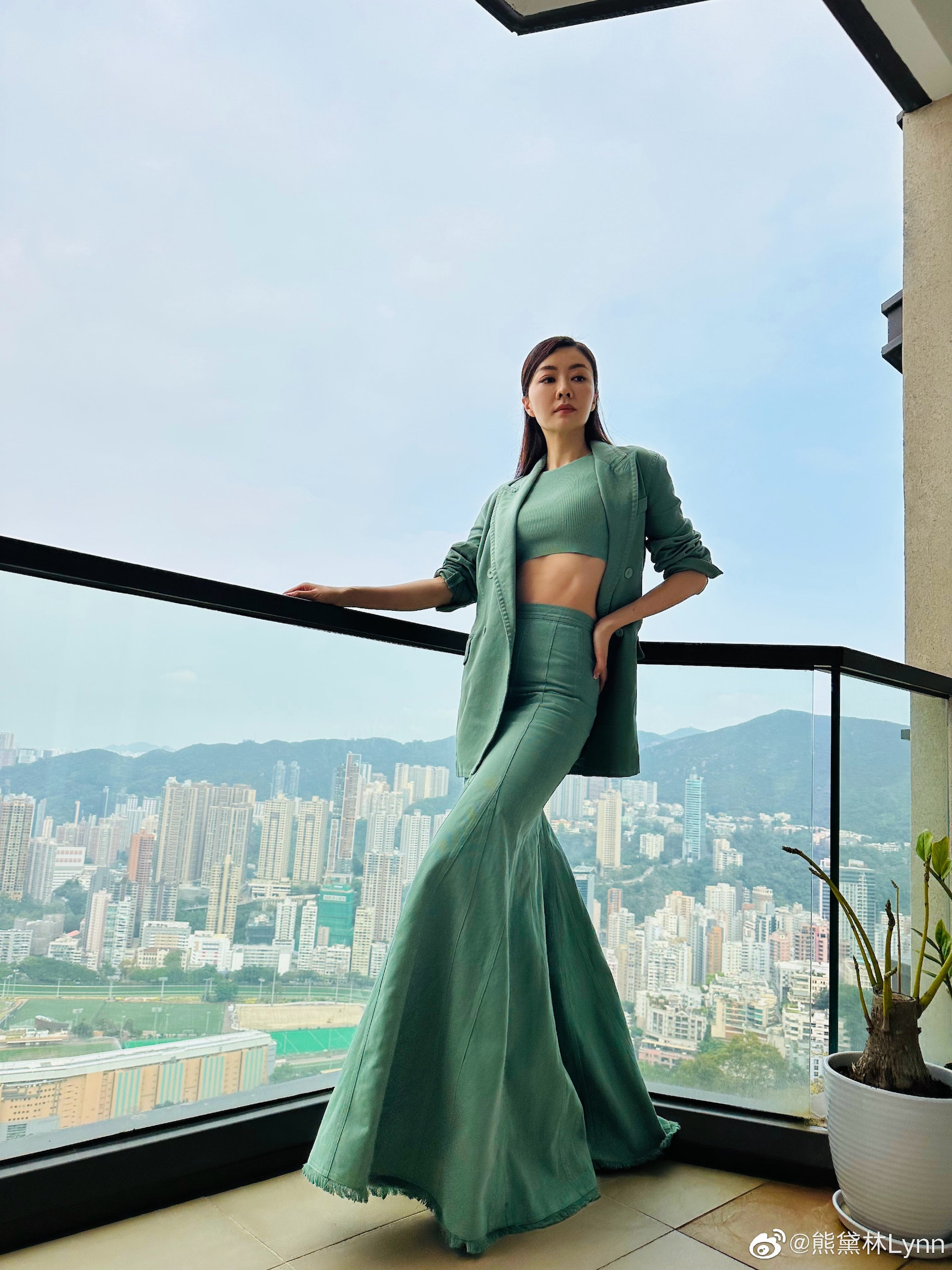 穿中空装露马甲线被酸沧桑 熊黛林霸气回呛:我!最!美!