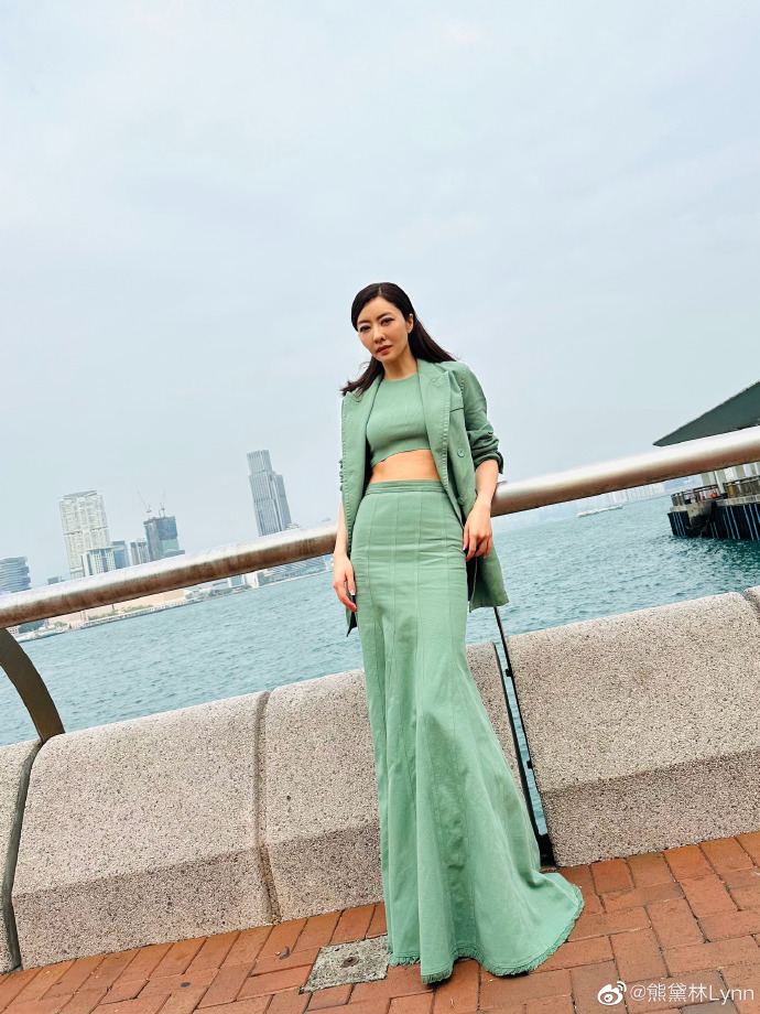 穿中空装露马甲线被酸沧桑 熊黛林霸气回呛:我!最!美!