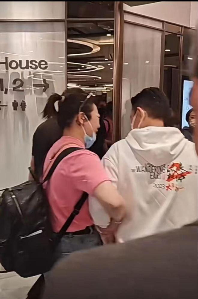 突遭热情女粉强挽手  刘德华瞬间反应被赞爆