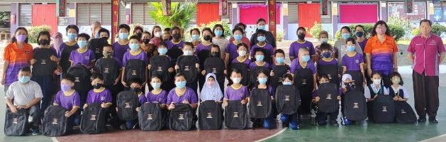 端洛百利华小40学生 获西华古马赠书包