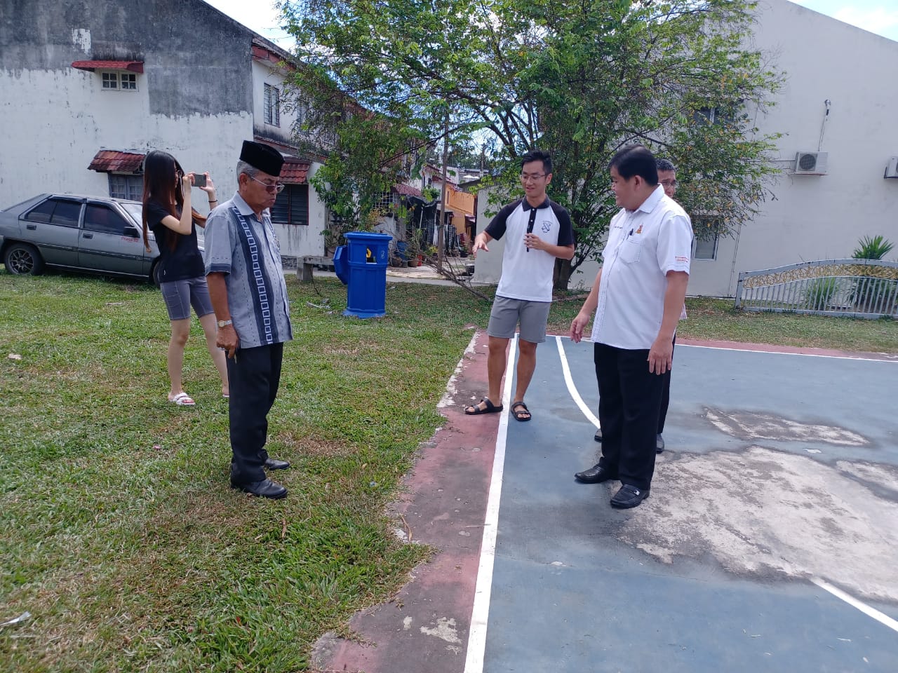 篮球场逢雨变水塘 浸坏生青苔打球滑倒