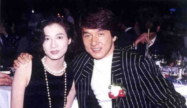 网提两大线索 成龙吴绮莉惊传复合