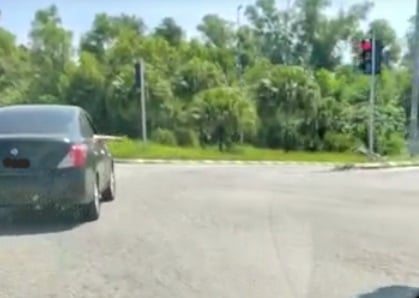 网民上载视频 疑有人在路上丢铁钉