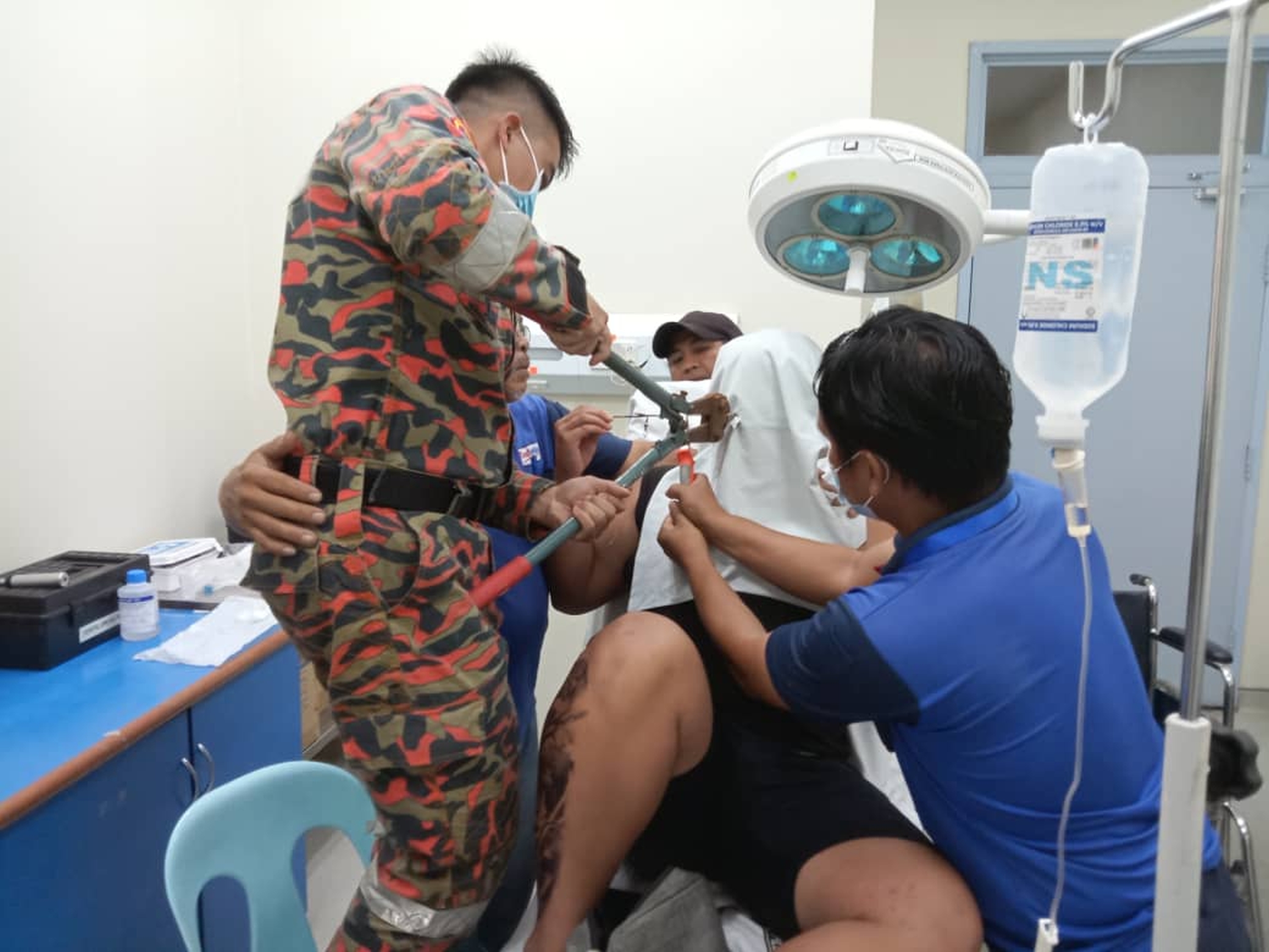 罕见意外! 男子鼻子中箭 消拯员断线钳剪断