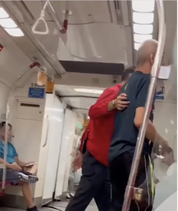 老伯喝醉酒太吵闹 MRT职员:请你下车