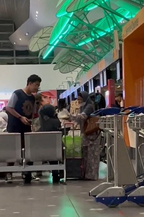 老妇人为了筹集自己的癌症治疗费用，在机场售卖亲自烹煮的仁当鸡饭。