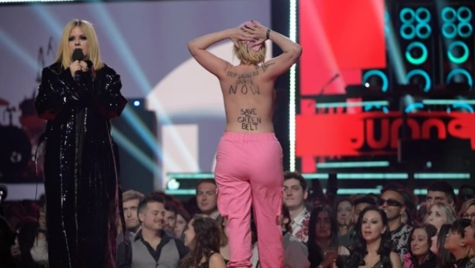 艾薇儿登台致词遭闹场 转身狠搧裸女胸爆粗