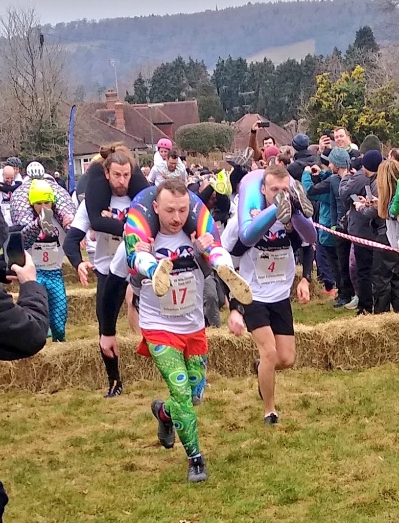 英国揹老婆比赛“考验爱情” 男子抱爱犬狂奔最受瞩目