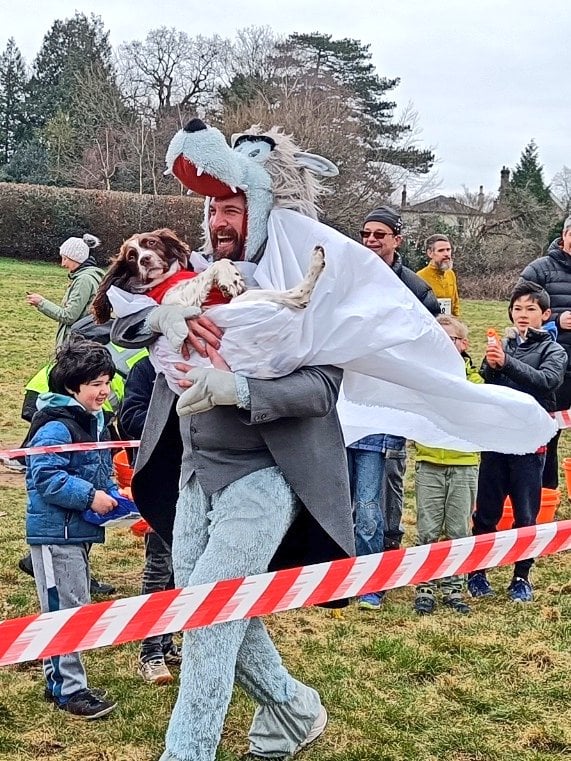 英国揹老婆比赛“考验爱情” 男子抱爱犬狂奔最受瞩目