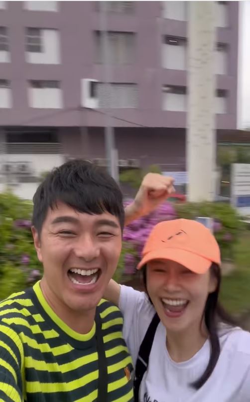 萧正楠生日与黄翠甜蜜出游 马六甲河畔高唱《You Are My Sunshine》	