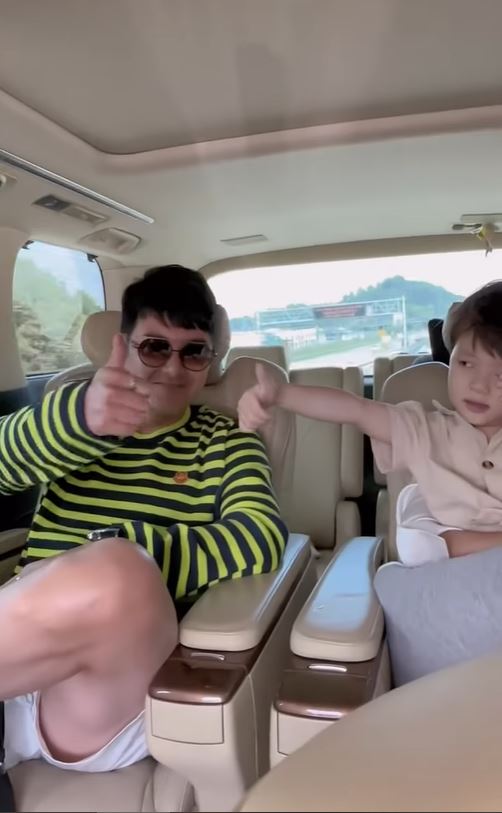 萧正楠生日与黄翠甜蜜出游 马六甲河畔高唱《You Are My Sunshine》	