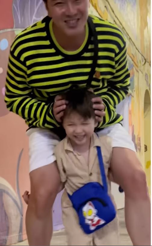 萧正楠生日与黄翠甜蜜出游 马六甲河畔高唱《You Are My Sunshine》	