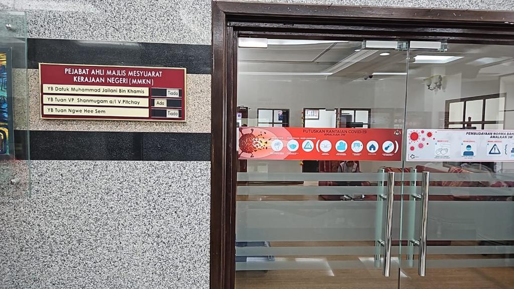 行政议员名牌没取下  魏喜森澄清：我的还在！