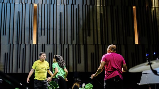 西北孤鸟／扮演、游戏、交响乐；距离、参与、说书人──一部经典改编为儿童剧的方式	