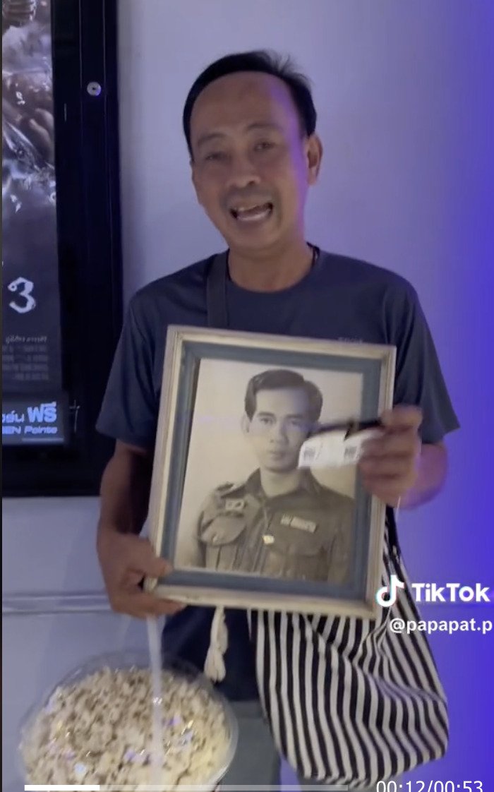 视频 | 儿子带父亲遗照看电影·圆生前没进过戏院遗憾