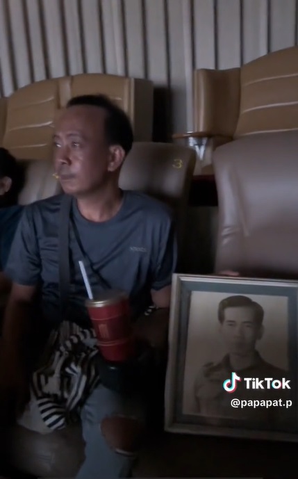 视频 | 儿子带父亲遗照看电影·圆生前没进过戏院遗憾