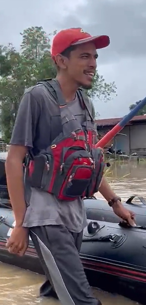 视频 | 又一个人拉著小船来救灾!灾民感激Viva哥自掏腰包 不求回报