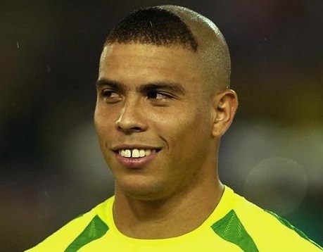 视频|上学戴头巾放学换了样 父好笑：“变雷纳多发型”