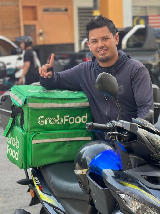 视频|出组屋电梯看见沙发餐桌 送货员傻眼“以为进错屋”