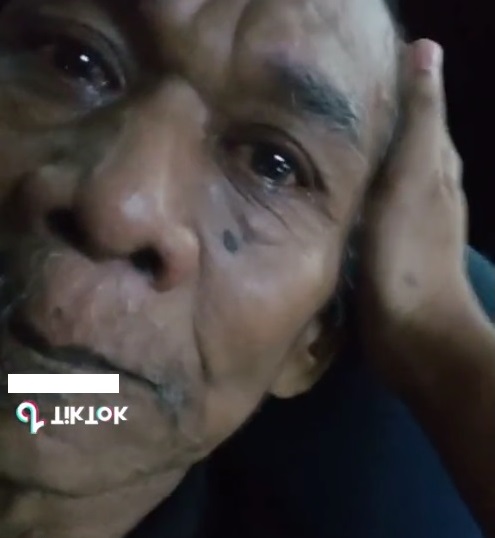 视频|女子哭诉兄长忘恩负义 “他们把中风老父丢我家楼下不顾”