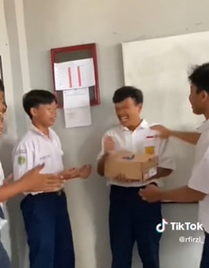 视频|少年鞋破没钱买 同学暖心凑钱买鞋送他