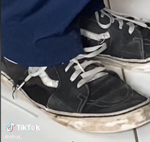 视频|少年鞋破没钱买 同学暖心凑钱买鞋送他