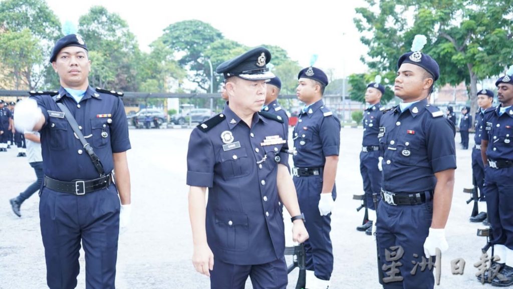 警察日庆典  曼绒警区颁表扬状予9公众