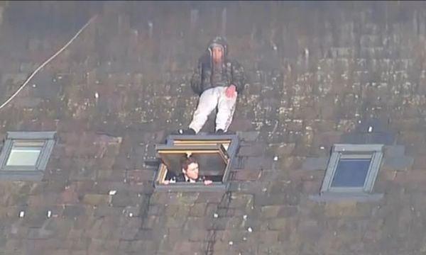 警开窗抓人一脸懵 逃犯站窗框超淡定