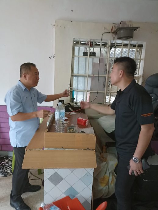 警方突击捣破贩毒团伙·19人慌忙逃上屋顶下不来