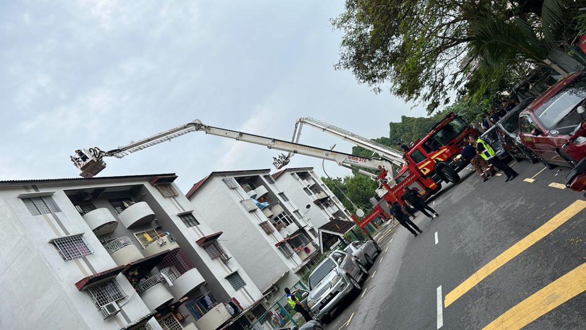 警方突击捣破贩毒团伙·19人慌忙逃上屋顶下不来