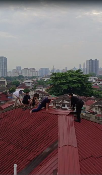 警方突击捣破贩毒团伙·19人慌忙逃上屋顶下不来