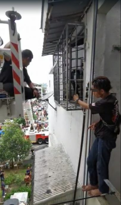 警方突击捣破贩毒团伙·19人慌忙逃上屋顶下不来