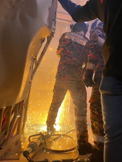 警方突击捣破贩毒团伙·19人慌忙逃上屋顶下不来