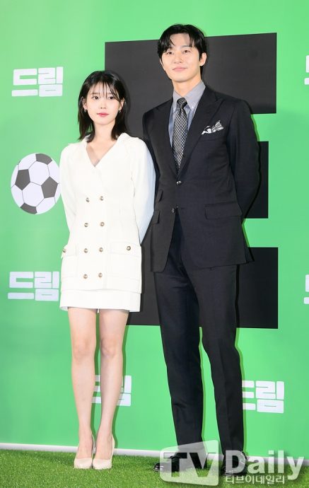 认爱李锺硕首亮相 IU宣布新身分