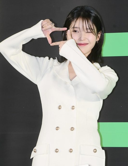 认爱李锺硕首亮相 IU宣布新身分