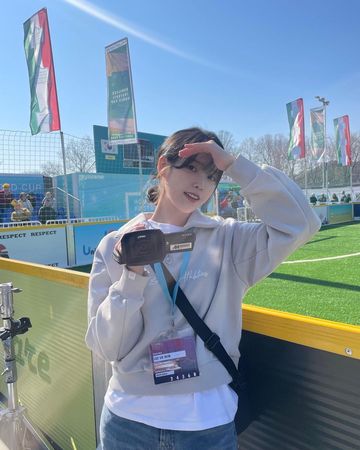 认爱李锺硕首亮相 IU宣布新身分