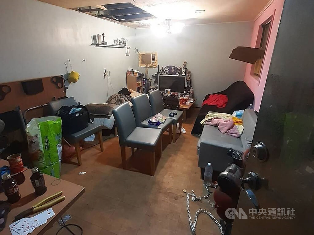 诈团疑她是内鬼 拴铁链囚禁殴打