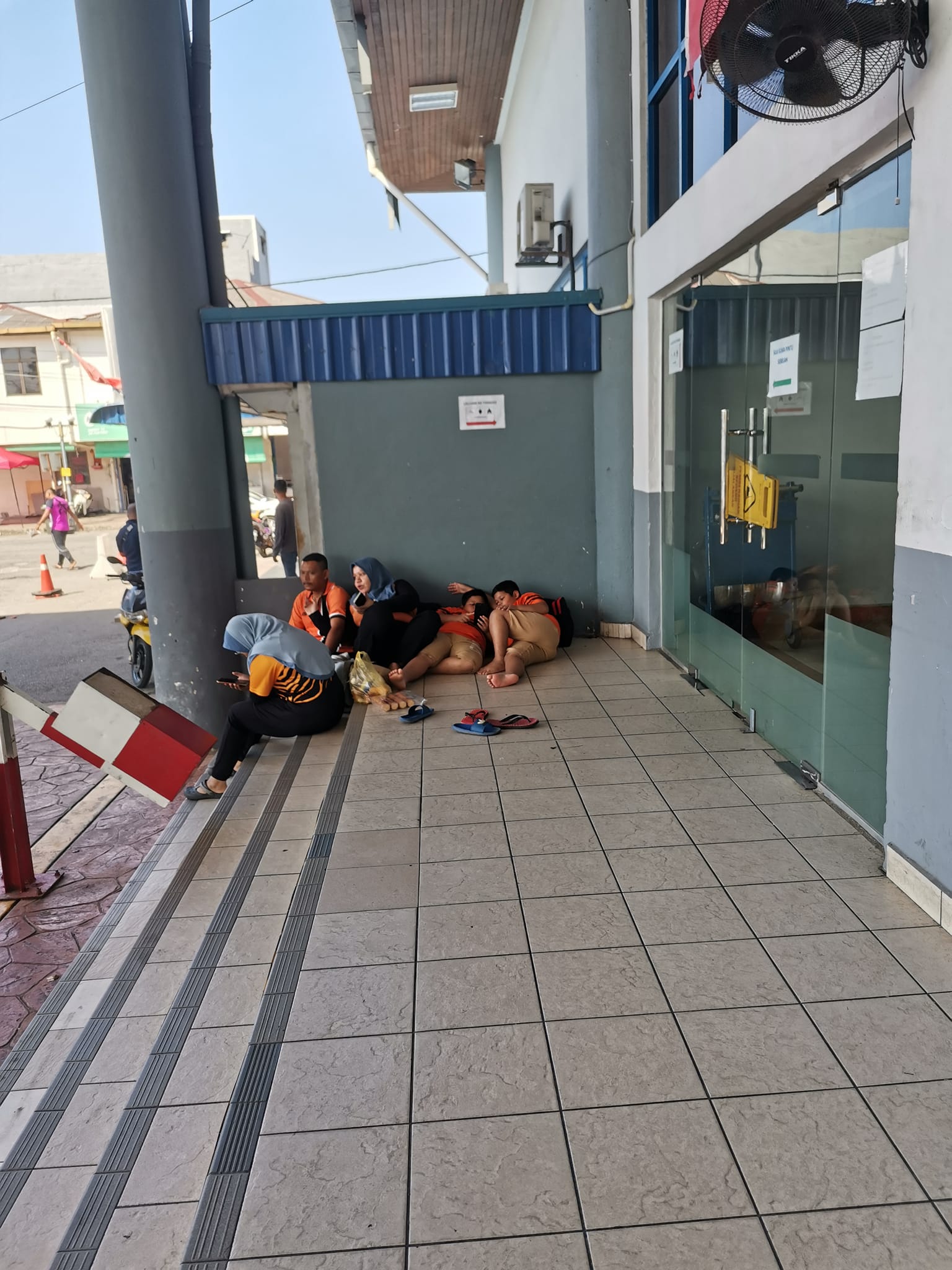 請簽發(大北馬)旅遊業者責RELA趕旅客在碼頭外? RELA:遵守程序控制人潮