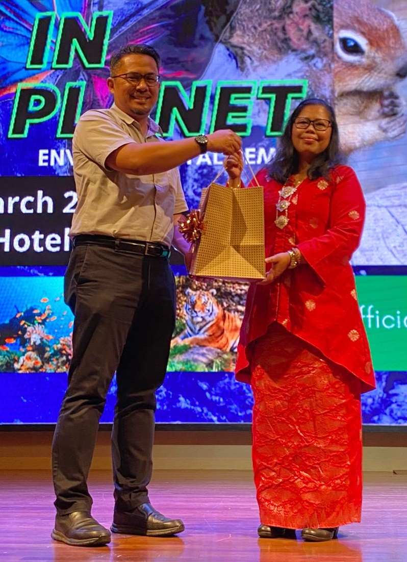 请签发(大北马)莎丽法:“申请者明知仍存有许多批漏,依然反复尝试,抱著侥幸过关心态。”