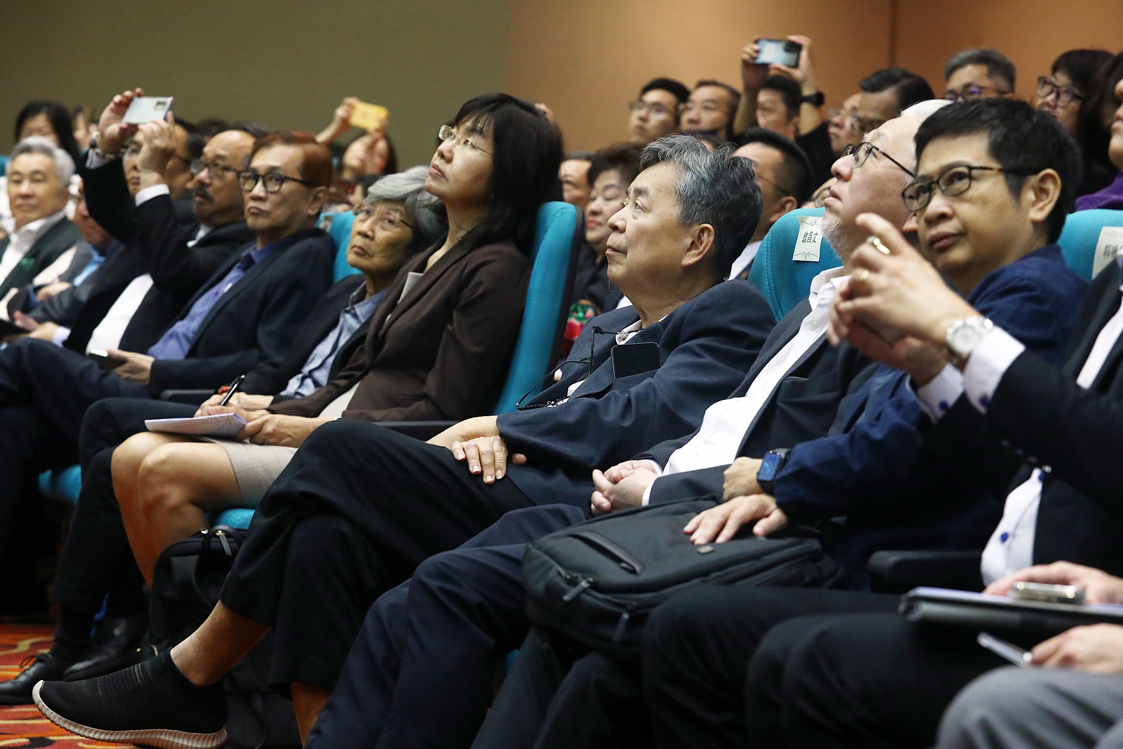 请补充在沈联涛稿/ 沈:谈问题的根源 在人力资源政策(完)