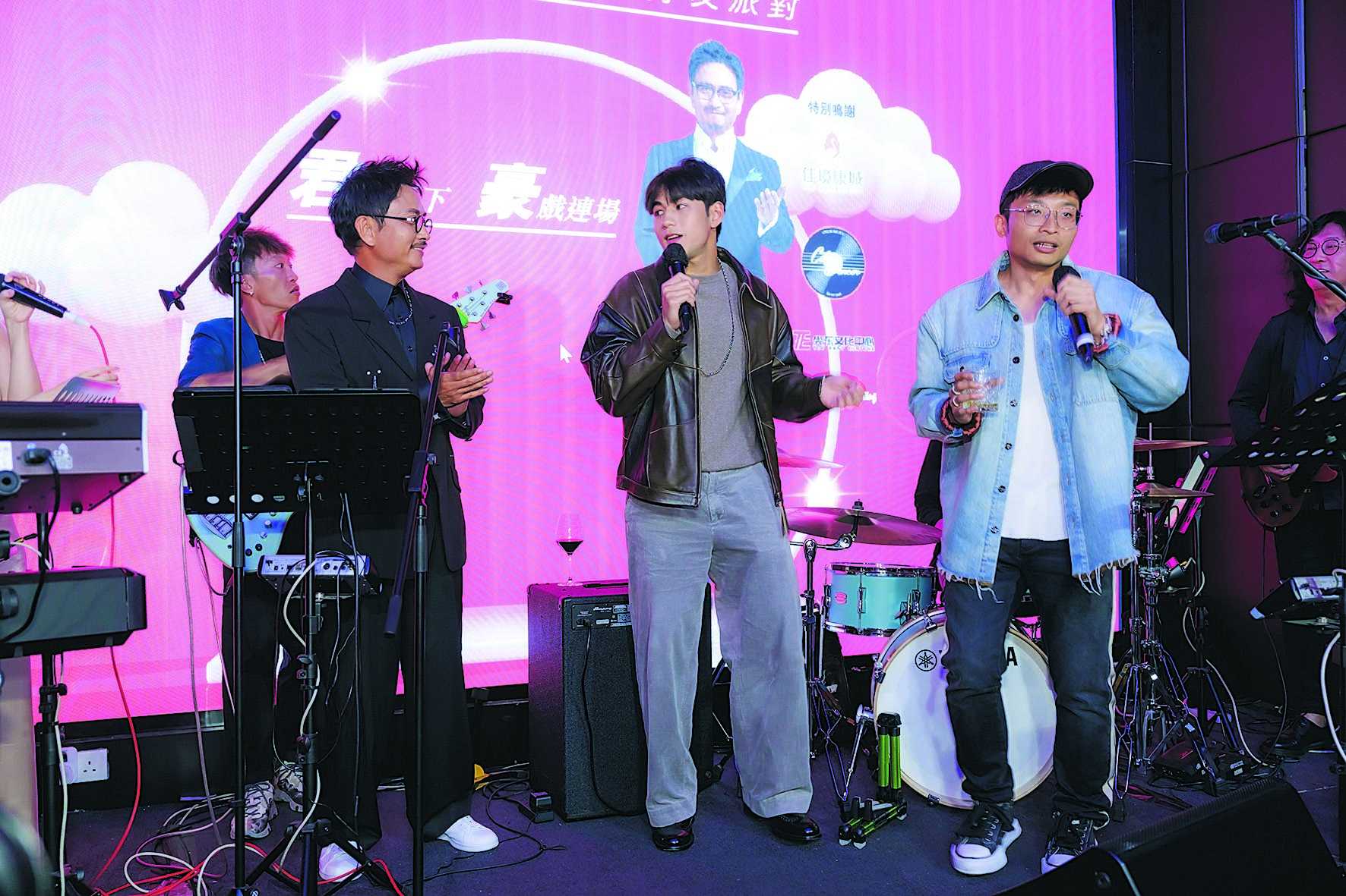 谢君豪“登六”半百圈中人到贺 刘嘉玲毛舜筠相伴切烧猪蛋糕