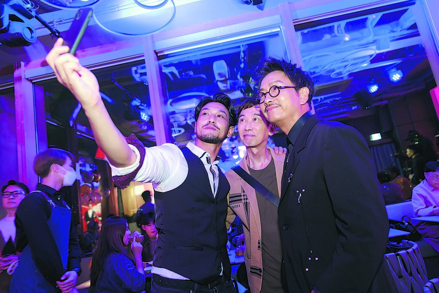 谢君豪“登六”半百圈中人到贺 刘嘉玲毛舜筠相伴切烧猪蛋糕