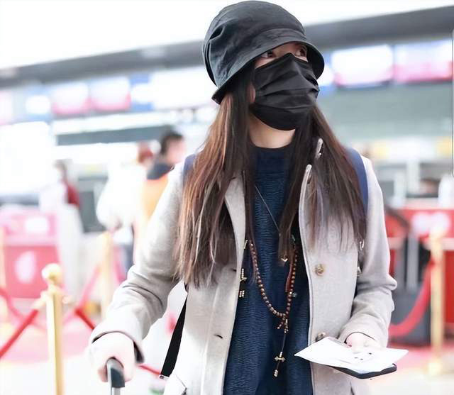 赵薇现身机场挂满佛珠  手上1证件破移民谣言