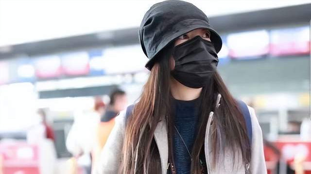 赵薇现身机场挂满佛珠  手上1证件破移民谣言