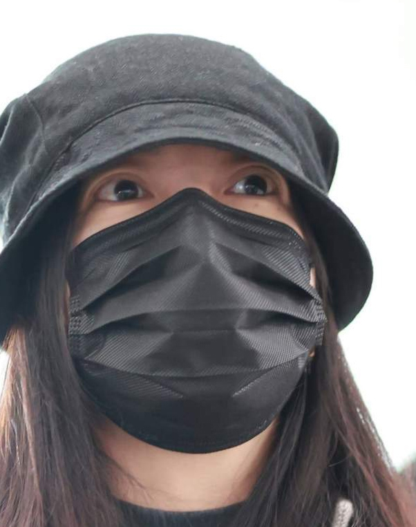 赵薇现身机场挂满佛珠  手上1证件破移民谣言