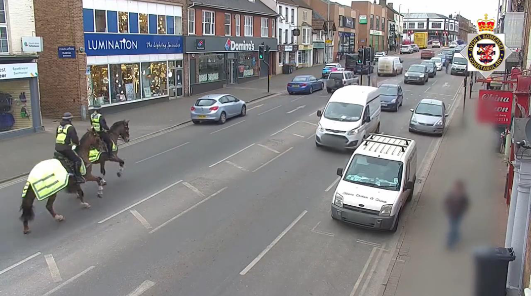 超吸睛！英国警察「骑马追捕开车讲手机男子」画面曝
