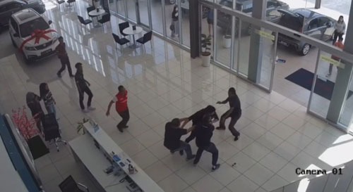 超惊险!女子被挟持 好心男徒手抢刀救了她